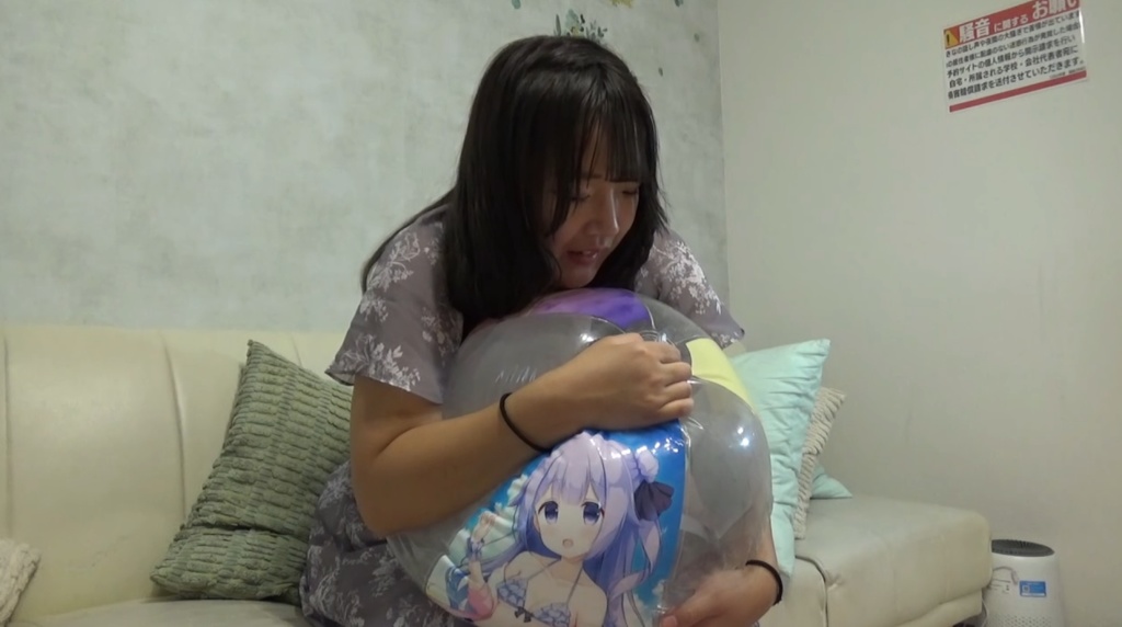 【有名人登場】ななちゃんが撮影で使ったビーチボールの空気を抜いていく3