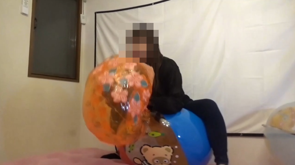 みみちゃんがビーチボールで遊ぶ6