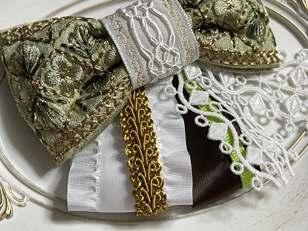 白まほ刺繍リボン(1900円+金具)