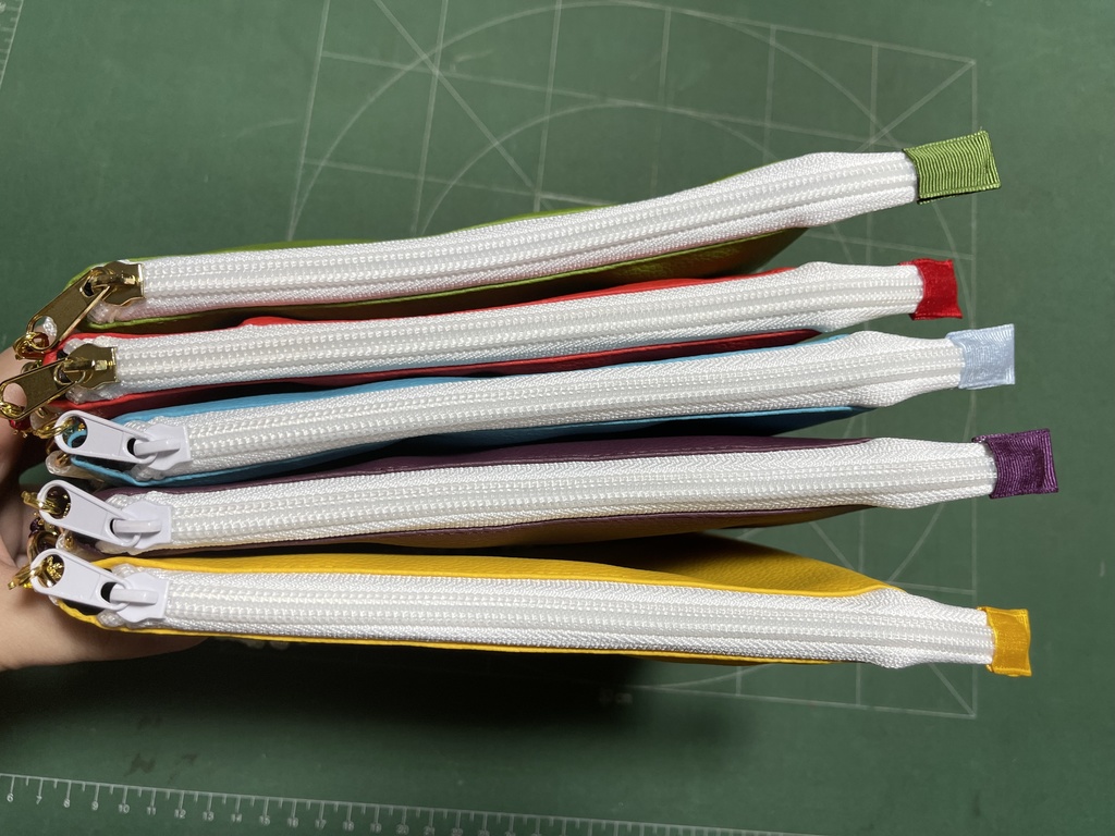 国カラーポーチ(箒チャーム付き)