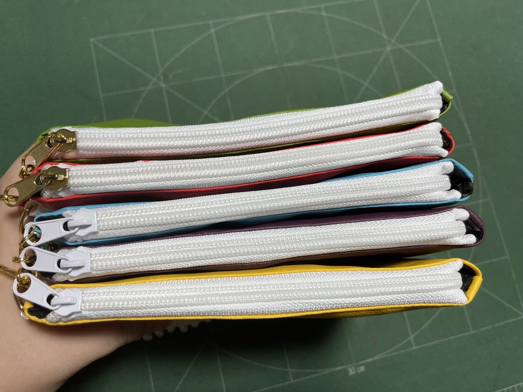 国カラーポーチ(箒チャーム付き)