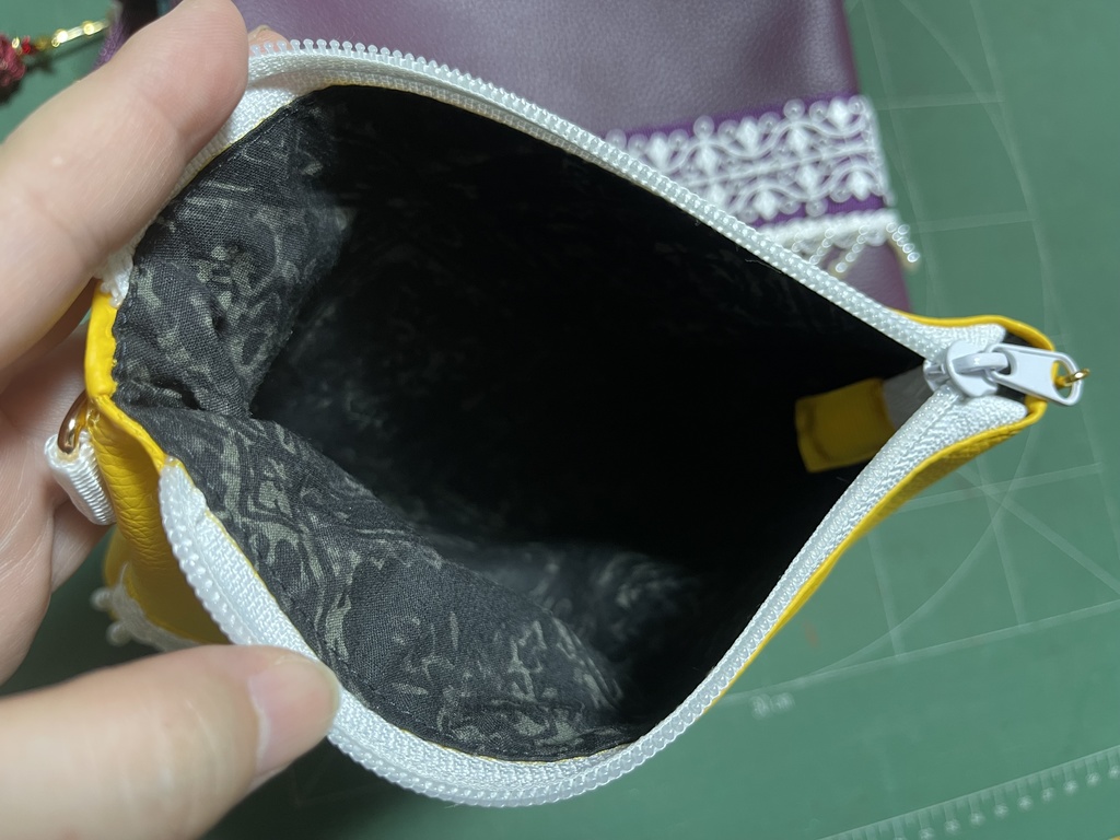 国カラーポーチ(箒チャーム付き)