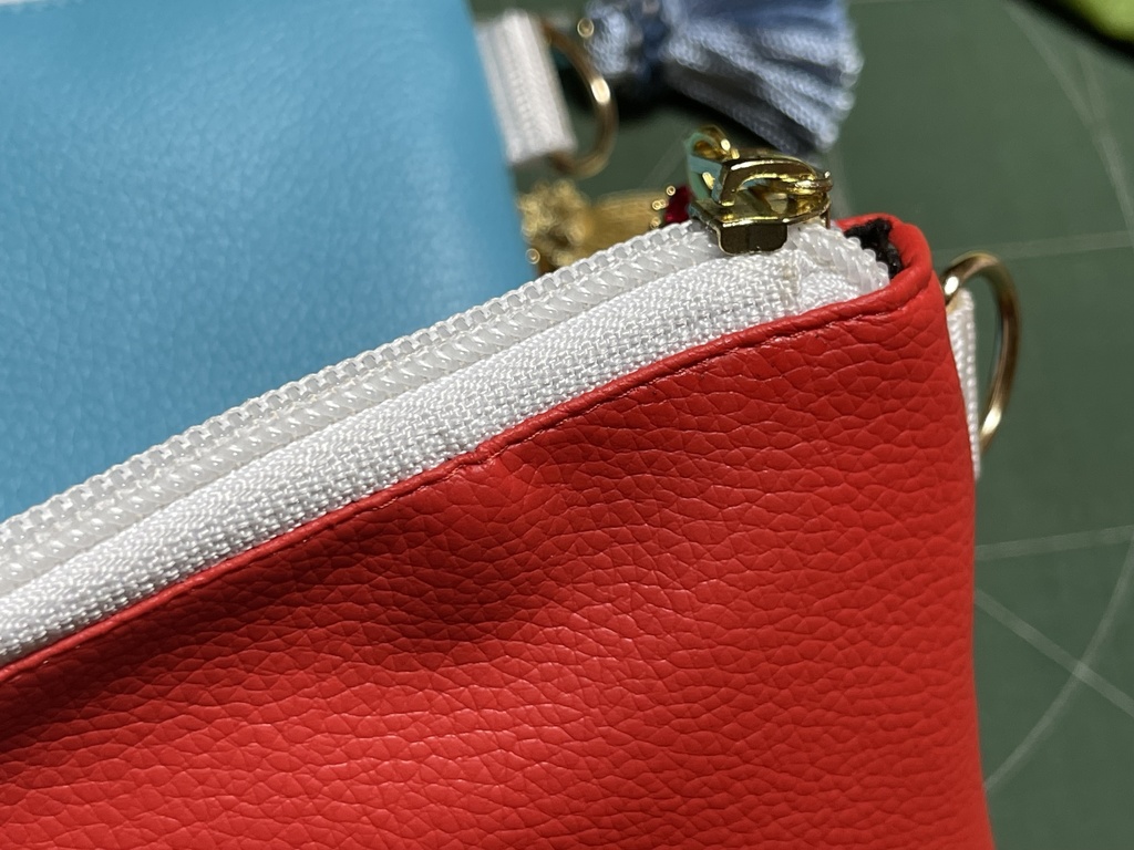 国カラーポーチ(箒チャーム付き)