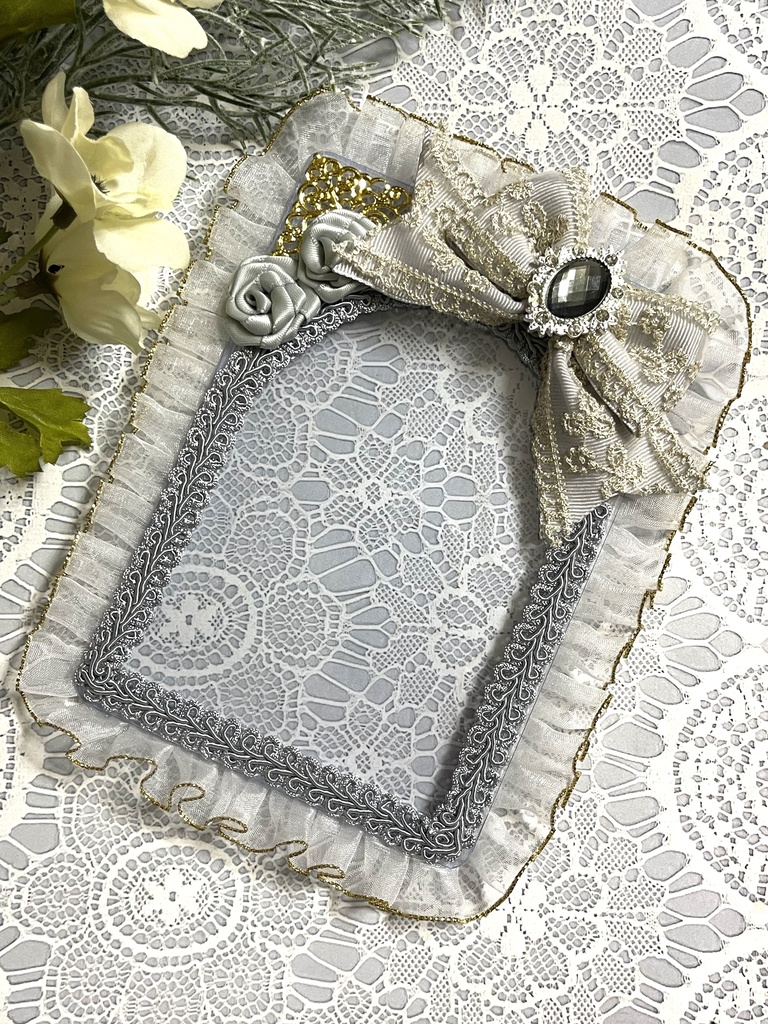 推しが窓から見てる風硬質デコケース(A6ポスカサイズ)