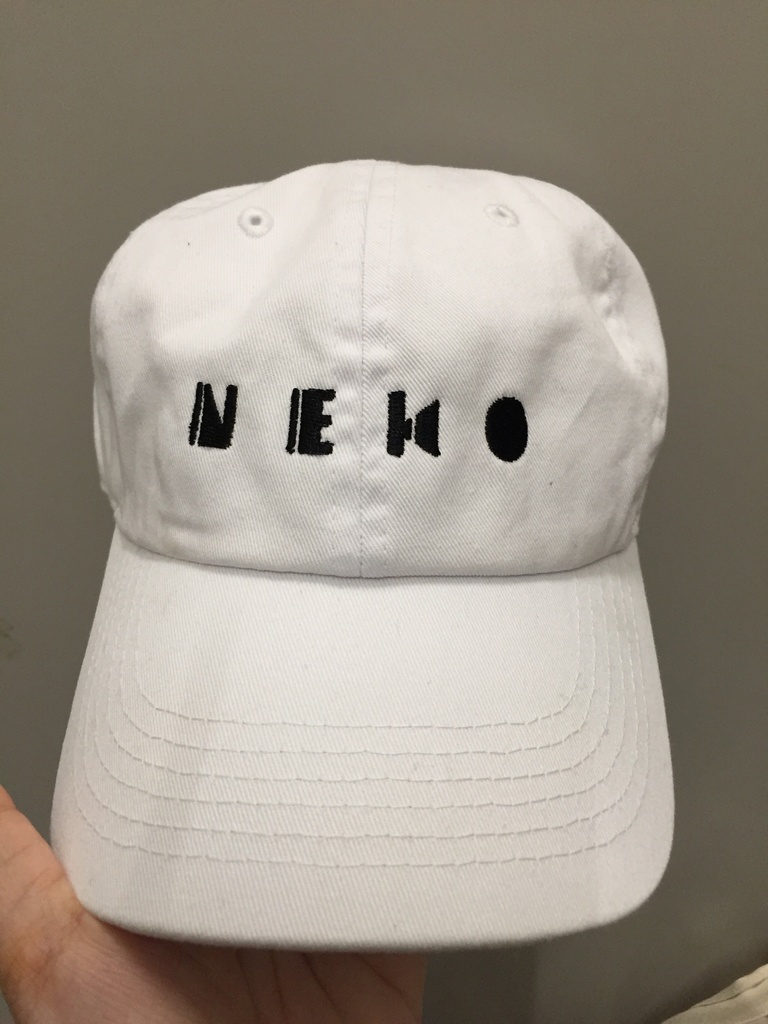 眠子。ロゴ入りキャップ