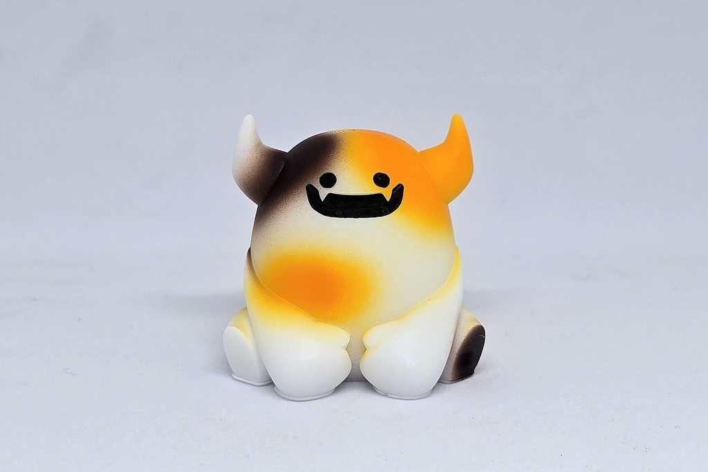 おすわりデモン【三毛猫】