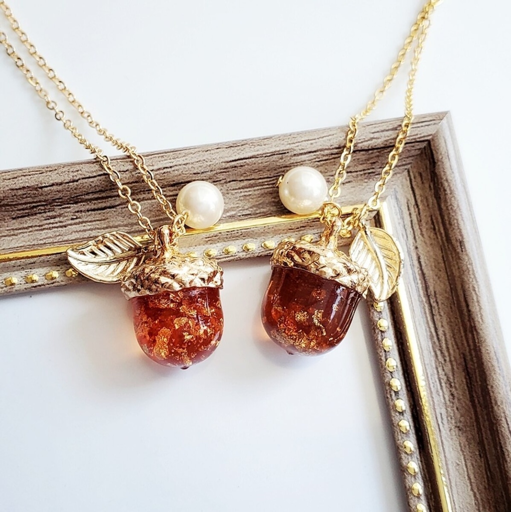 どんぐりのロングペンダント