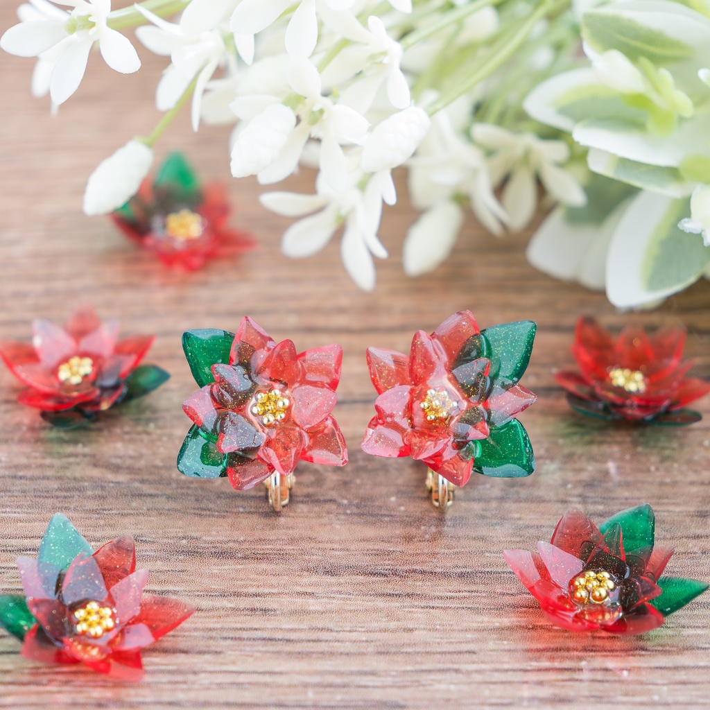 うる艶ポインセチアの耳飾り