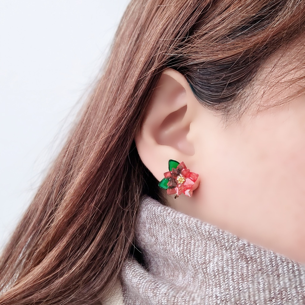 うる艶ポインセチアの耳飾り