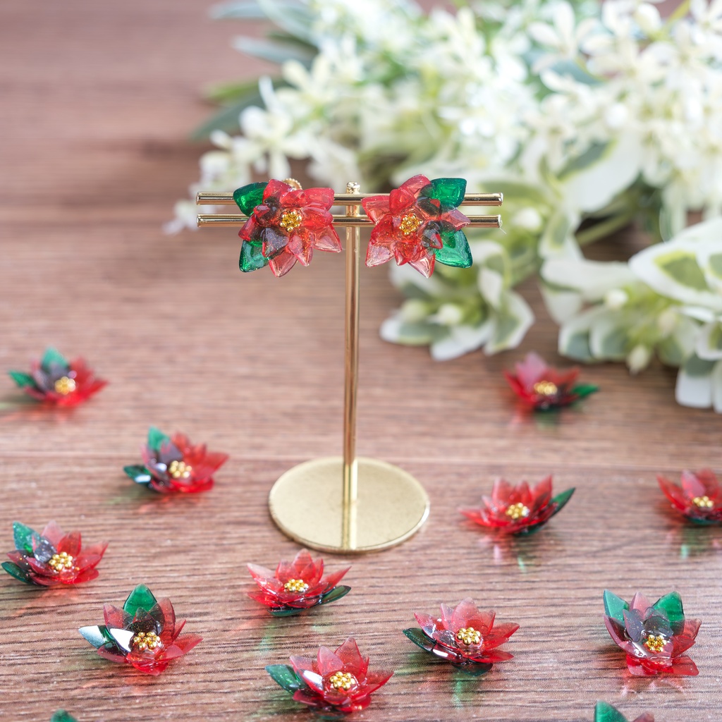 うる艶ポインセチアの耳飾り