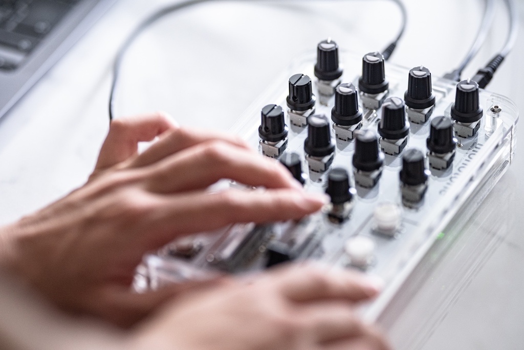 “monotone” DJ/VJ-MIDI controller