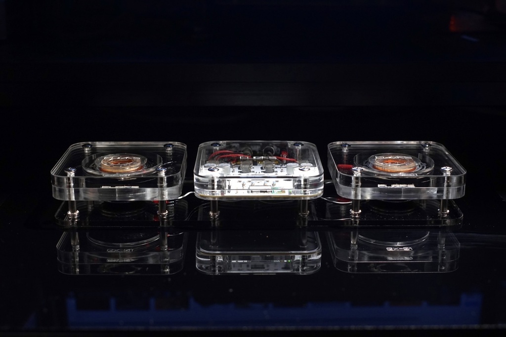 “ex-01proTTM”v2 True Transparent Speaker