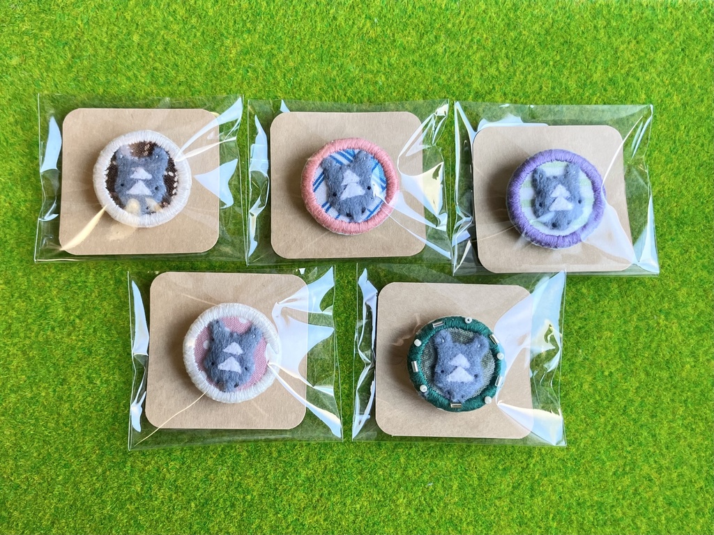 クロサイ【ブローチ】