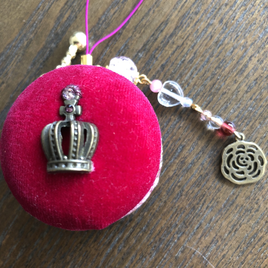 王冠とお菓子のマカロン