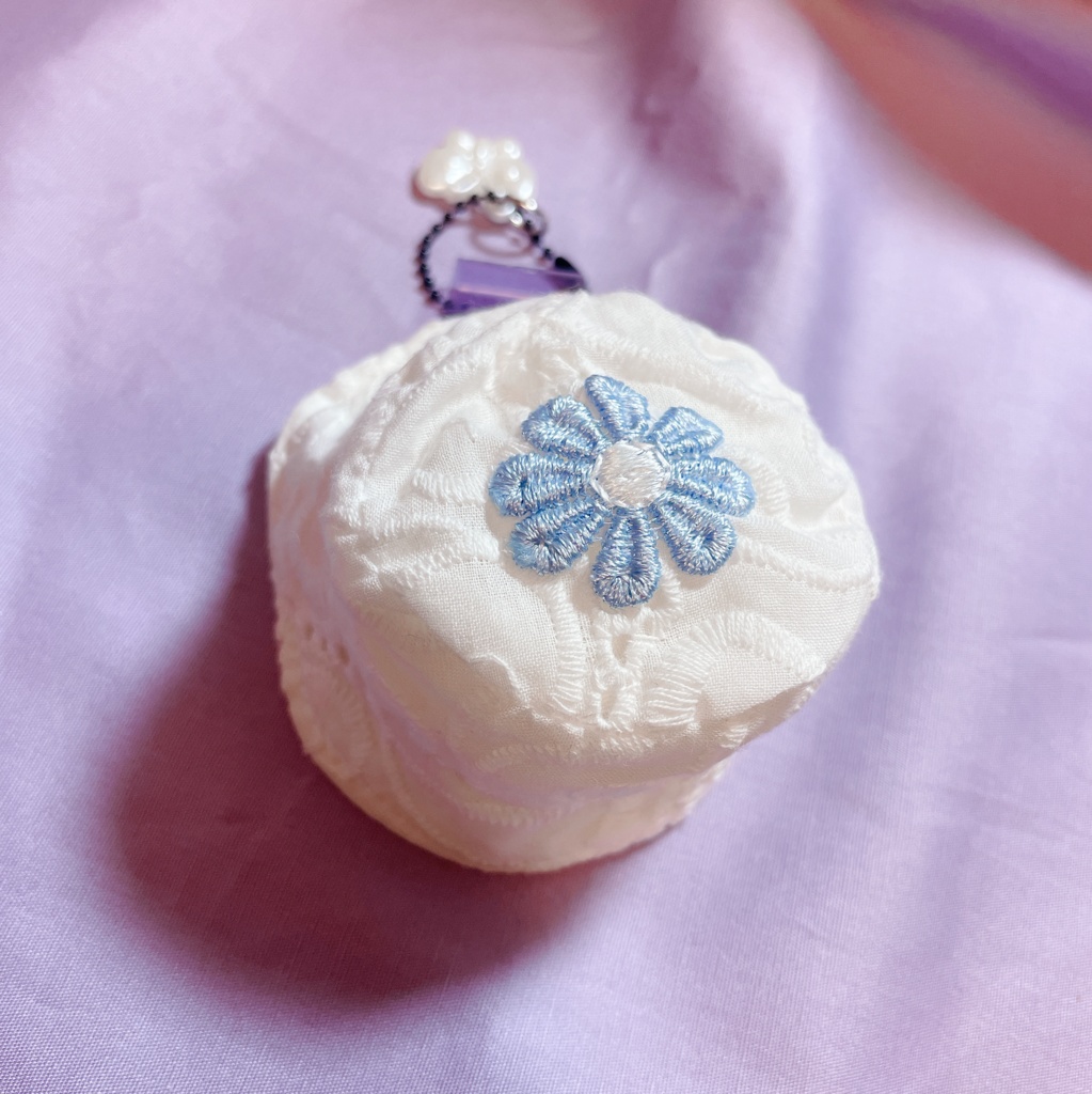 白いレース柄バケットハット(花の刺繍) 10cmぬい用 ※蝶のキーホルダー付