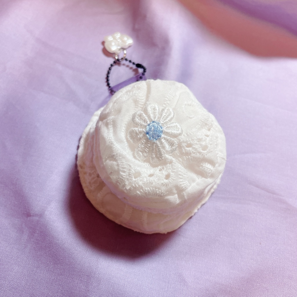白いレース柄バケットハット(花の刺繍) 10cmぬい用 ※蝶のキーホルダー付