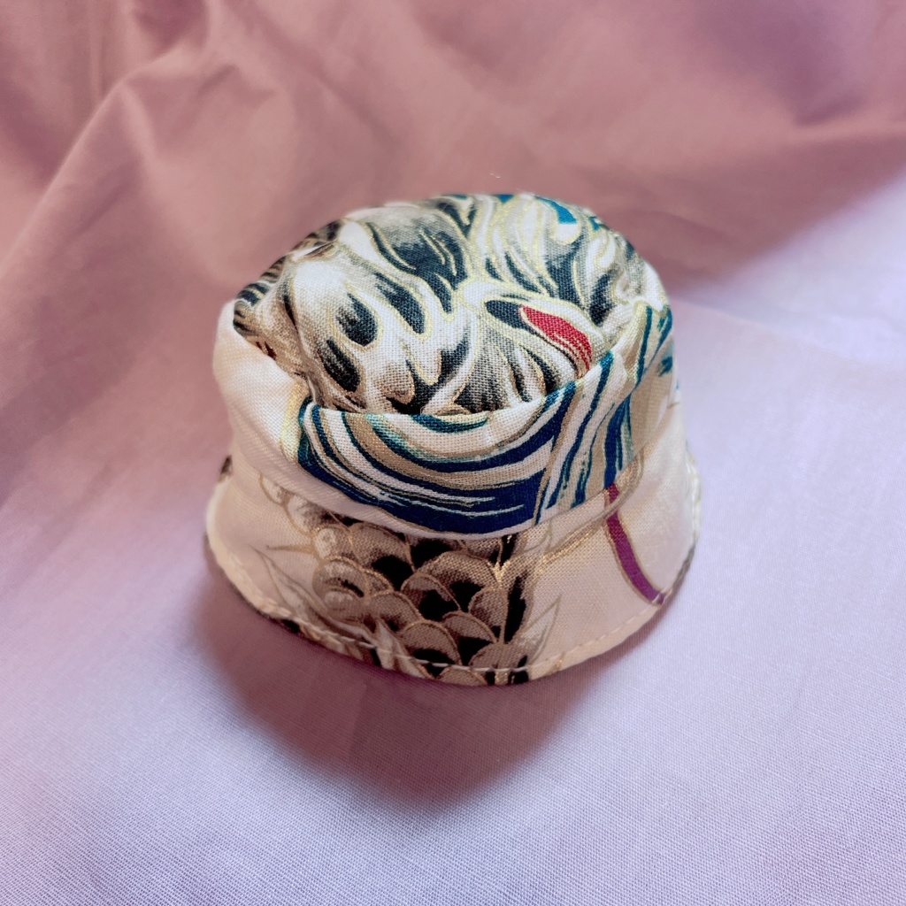 龍柄バケットハット 蝶のキーホルダー付 10cmぬい用