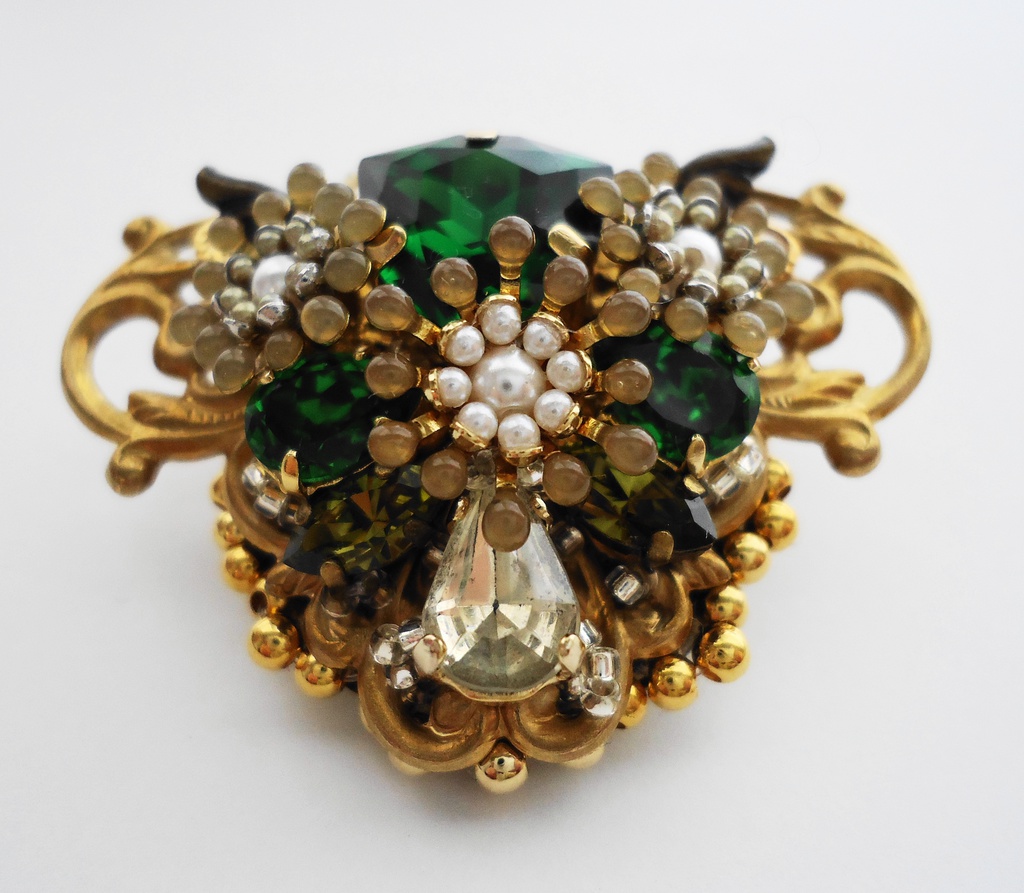 おうし座ブローチ・アルデバラン[一点もの]☆販売終了☆