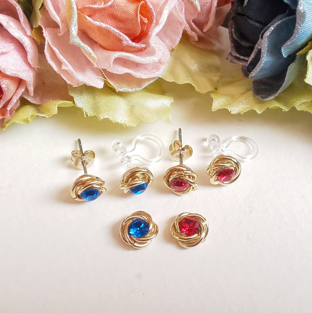 【片耳組み合わせ自由】メビウスボールの小さなピアス(赤青)