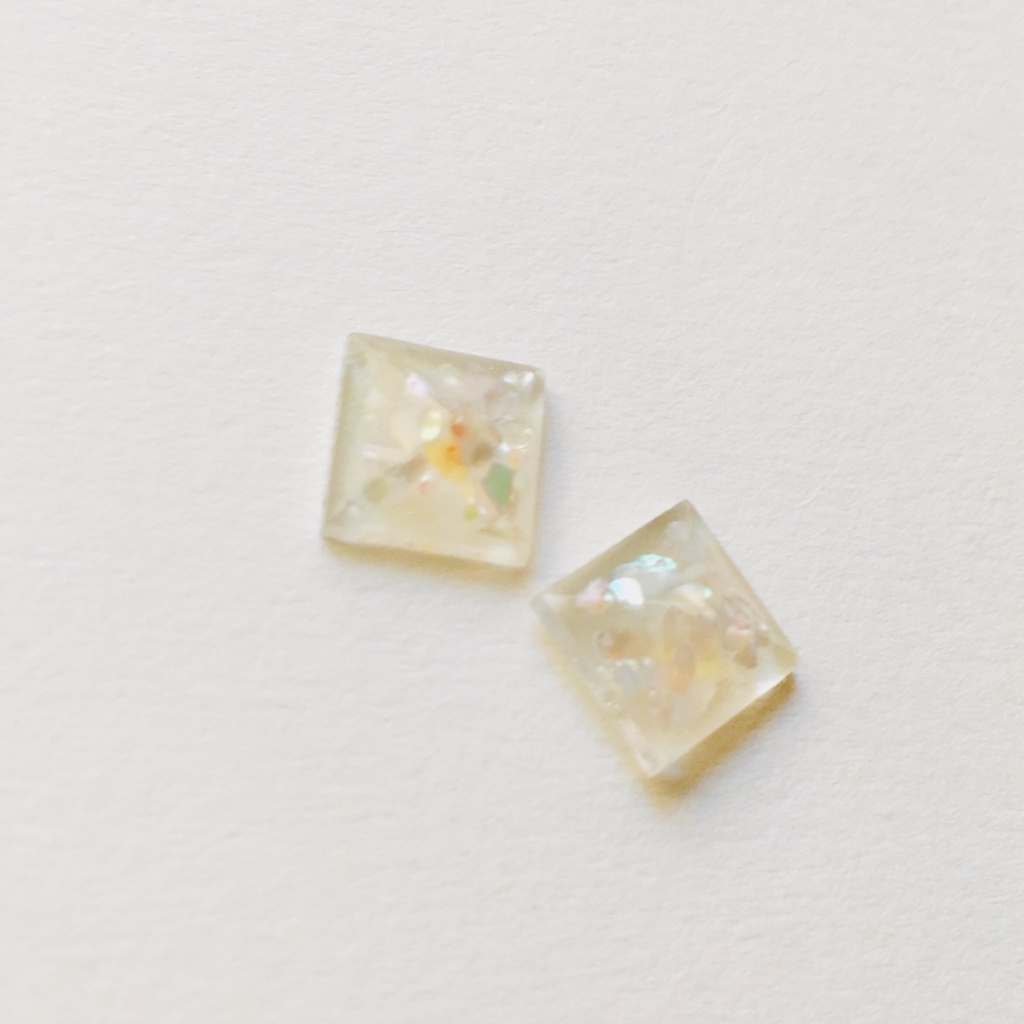 三角錐のシェルイヤリング⇄ピアス(白)