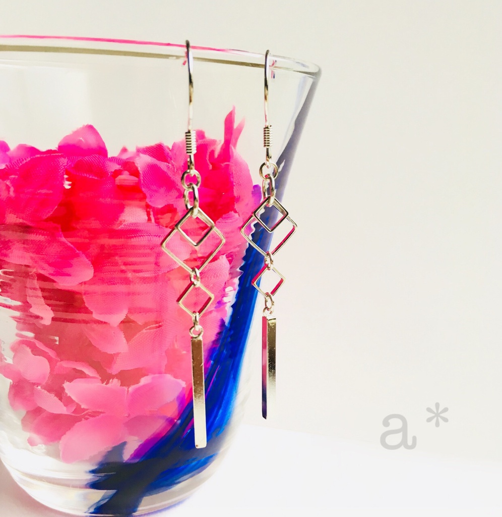 スクエアフープのイヤーアクセサリー