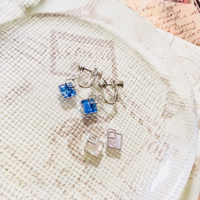 シェルレジンのイヤーアクセサリー 青 A Booth