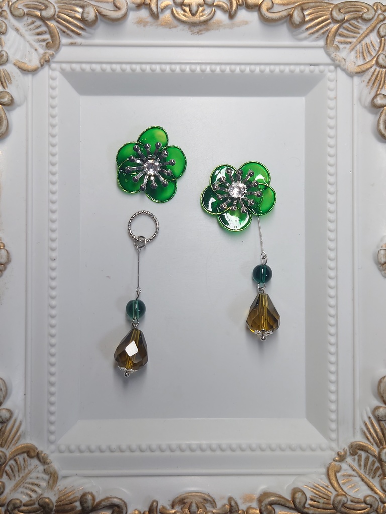 サンカヨウの耳飾り