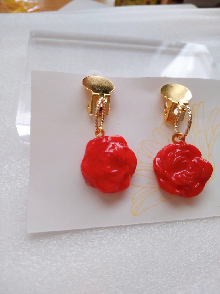 赤バラのイヤリング ピアスにも変更可