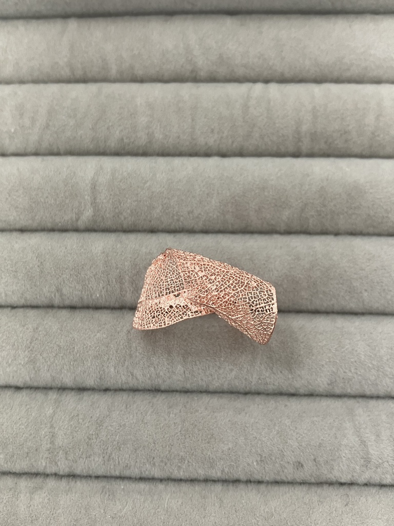 ねじり葉脈リング