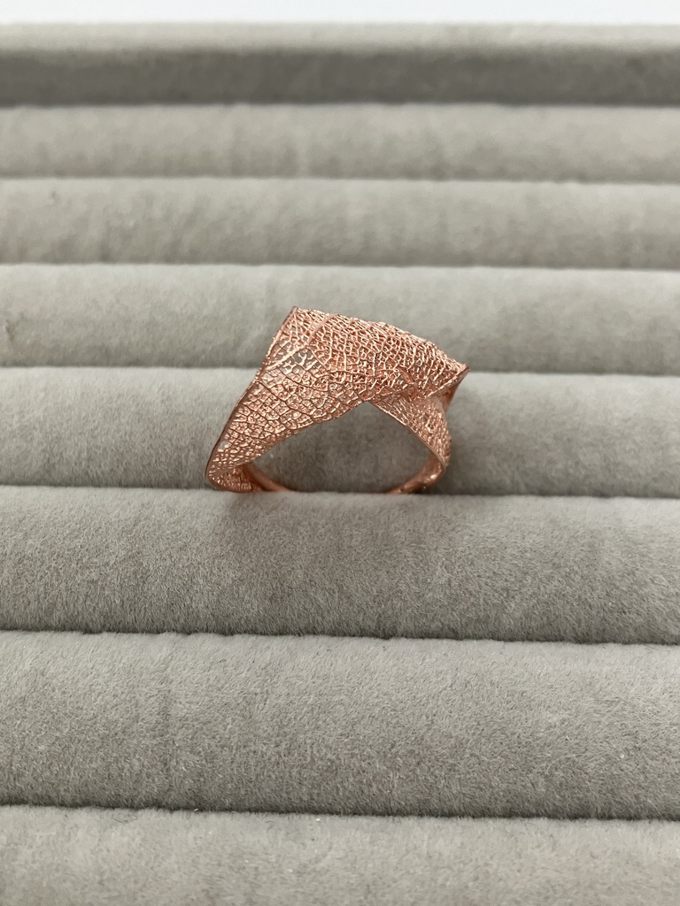 ねじり葉脈リング