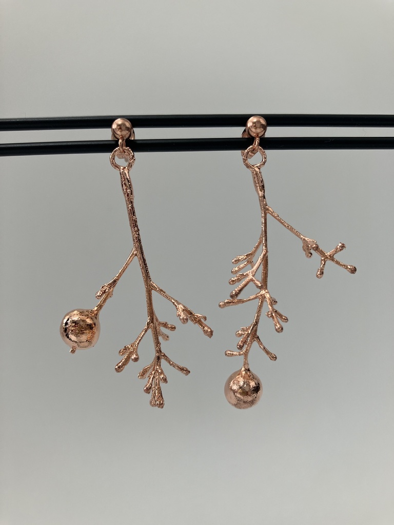 ナンテンのピアス