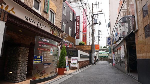 画像「昼のラブホテル街(鶯谷)」