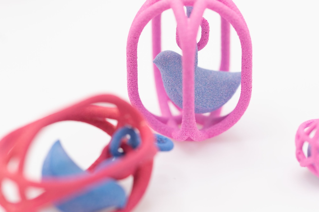 揺れる五芒星の鳥籠ピアス