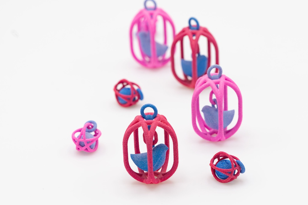 揺れる五芒星の鳥籠ピアス