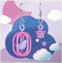 揺れる五芒星の鳥籠ピアス