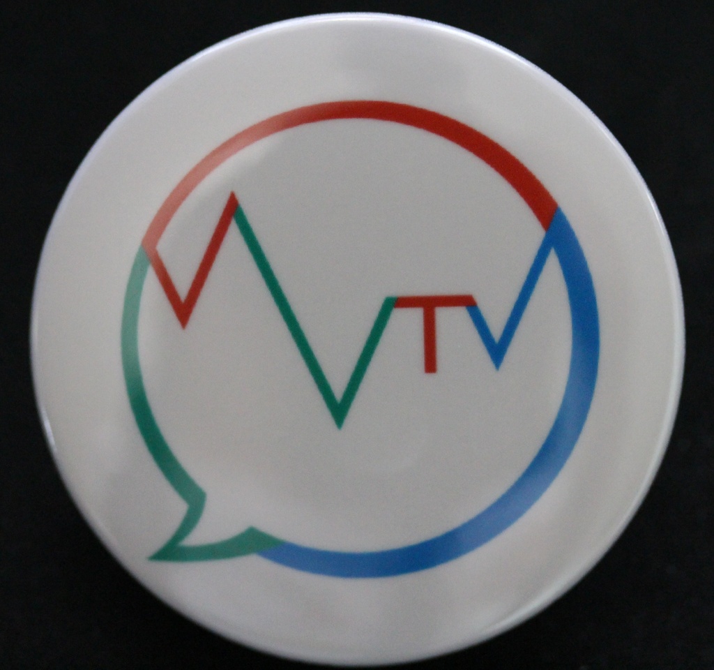 VVTV　ロゴ　缶バッジ