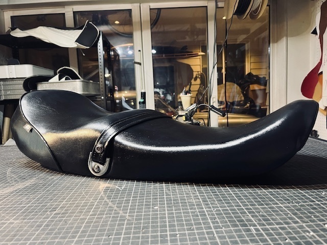 Z1,2黒艶鞍型シート表皮