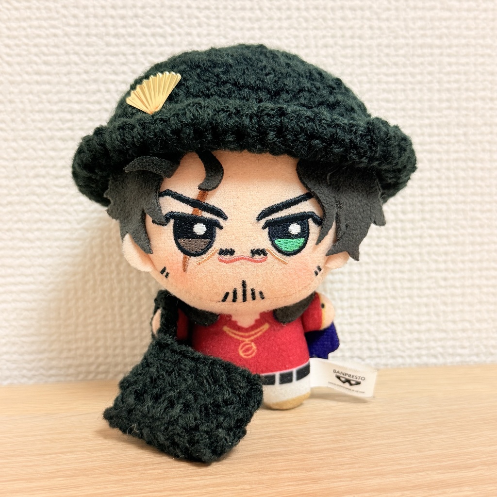 黒チャーム帽子とクラッチバッグ