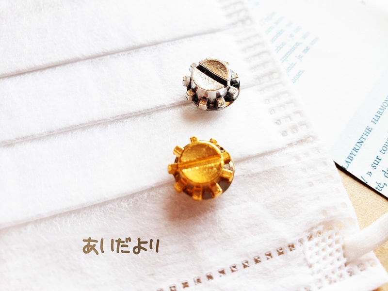 ネジで止めたように見えるマスクピアス
