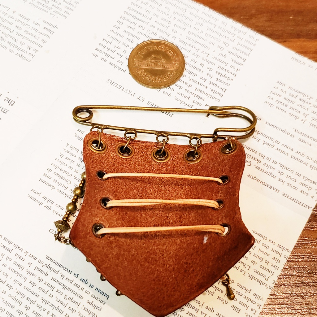 緑の勲章ブローチ【スチームパンク風】牛革のカブトピンブローチ