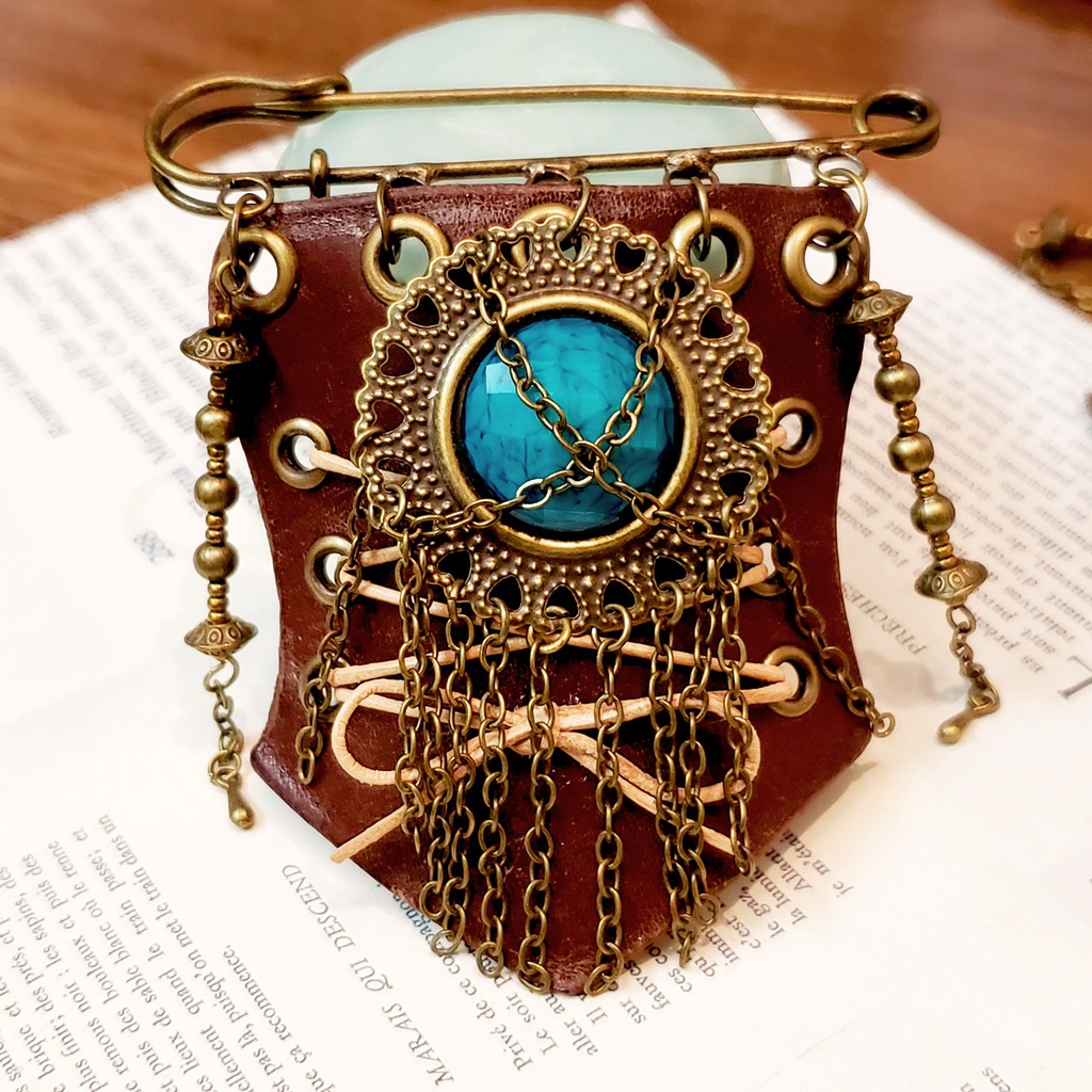 緑の勲章ブローチ【スチームパンク風】牛革のカブトピンブローチ