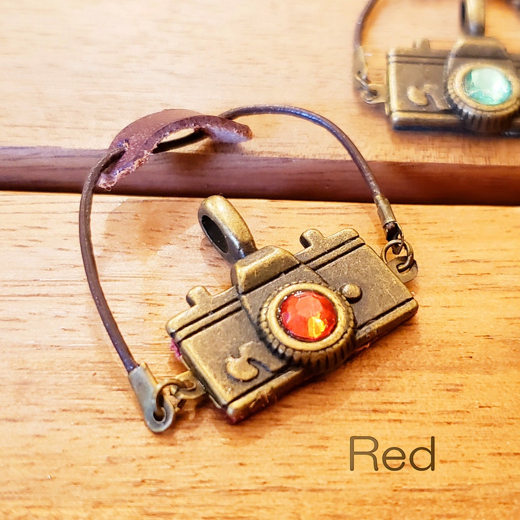 レトロカメラのペンダント