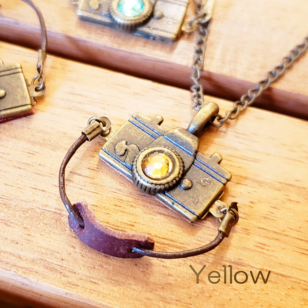 レトロカメラのペンダント