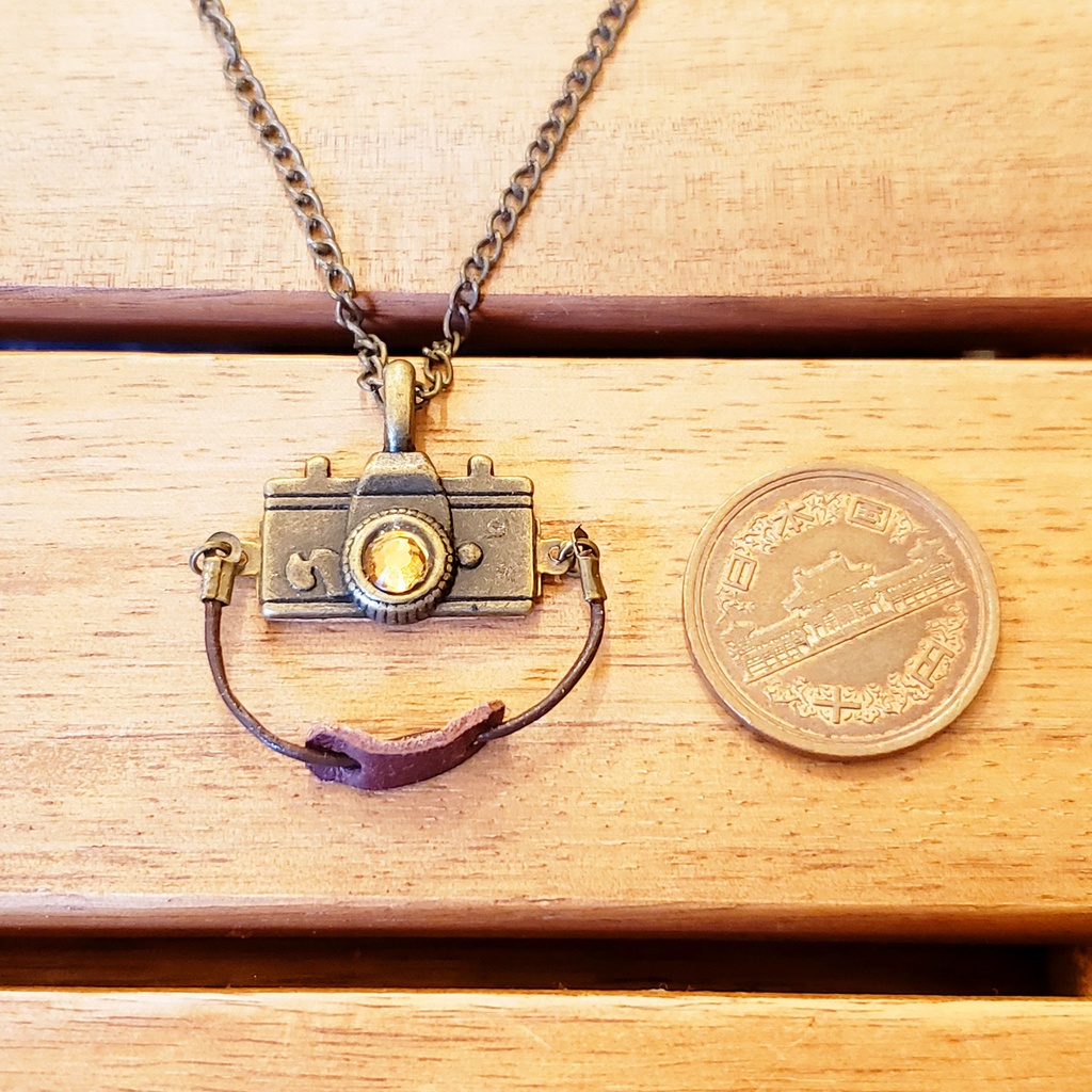 レトロカメラのペンダント