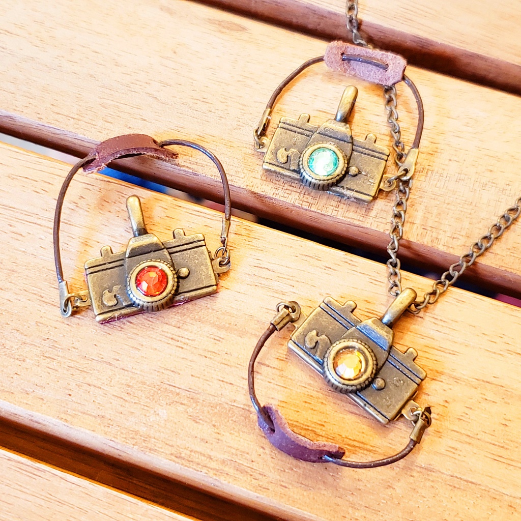 レトロカメラのペンダント