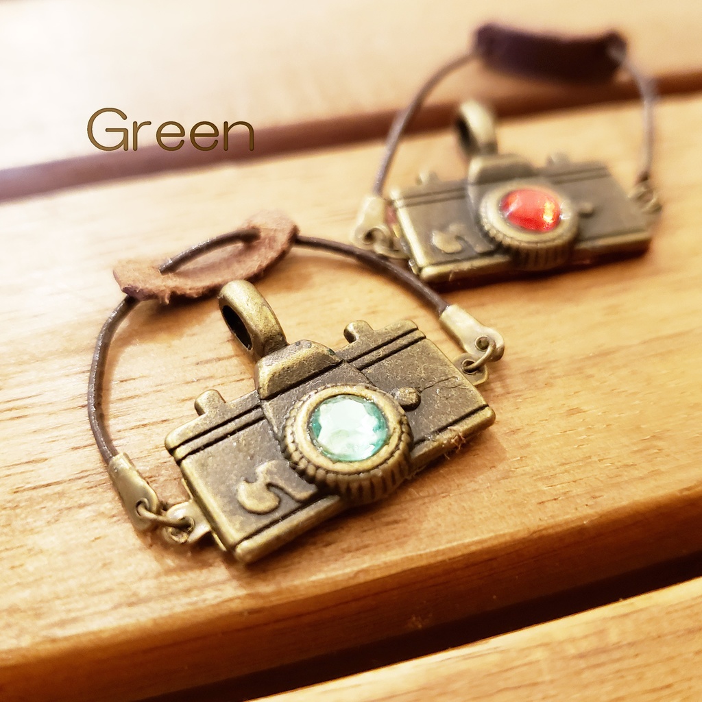 レトロカメラのペンダント