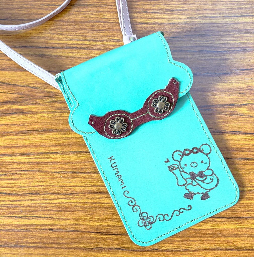 探検家くまみちゃんのスマホショルダー【コラボ作品】