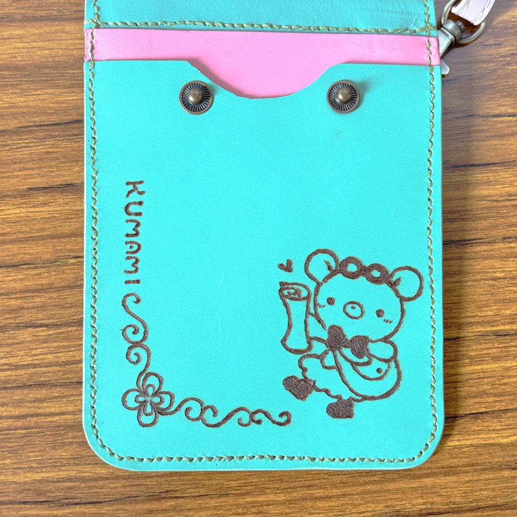 探検家くまみちゃんのスマホショルダー【コラボ作品】