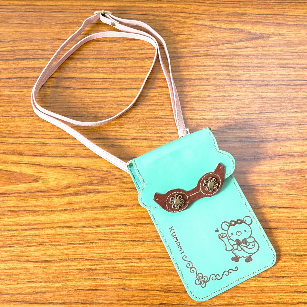 探検家くまみちゃんのスマホショルダー【コラボ作品】