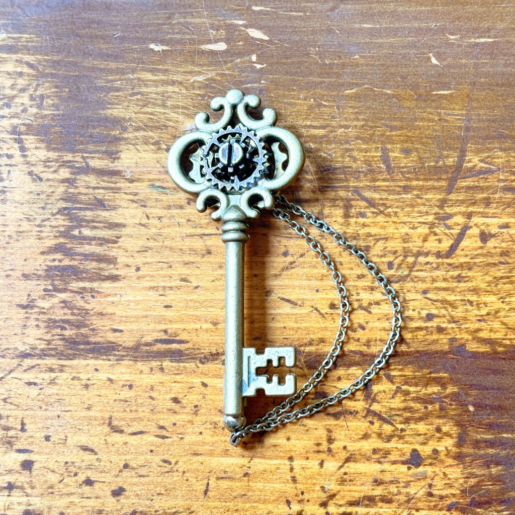 秘密の鍵のブローチ